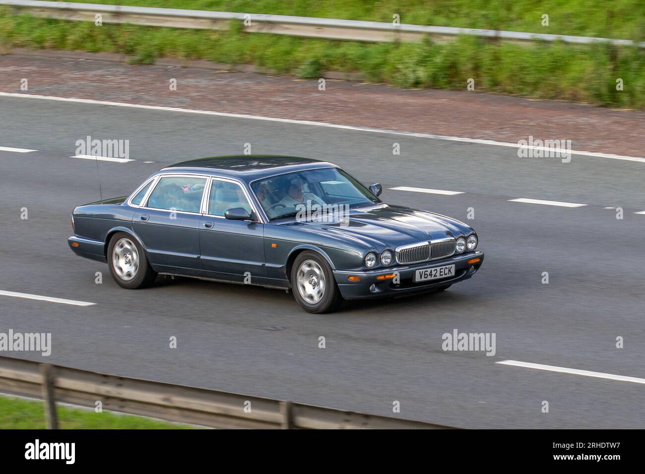 1999 90er Jahre Grau Jaguar Sovereign V8 Auto XJ8 SWB Auto Limousine Benzin 3996 ccm Fahrt mit Geschwindigkeit auf der Autobahn M6 im Großraum Manchester, Großbritannien Stockfoto