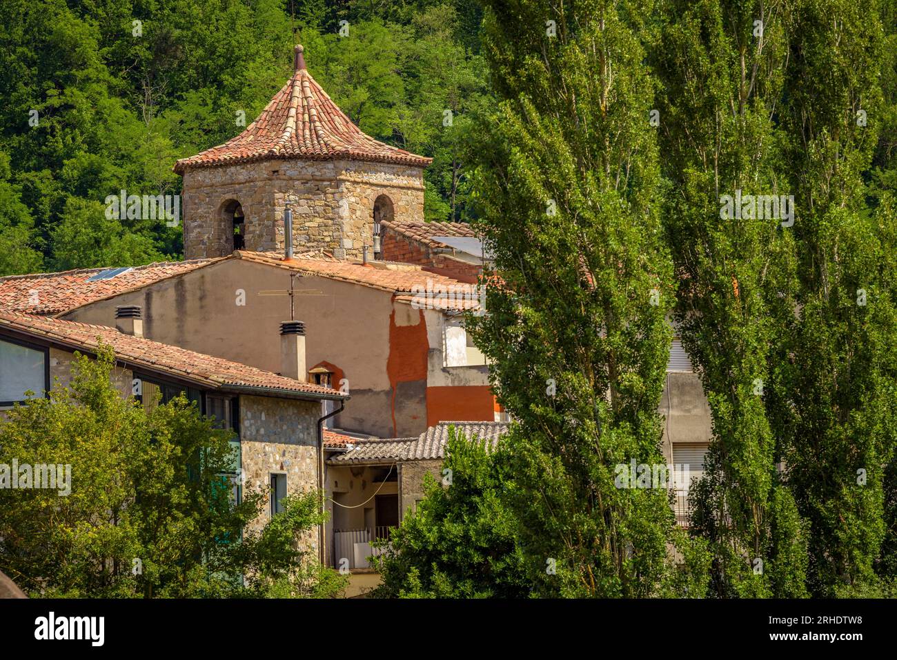 Glockenturm des Klosters Sant Joan de les Abadesses über der Stadt und am Ufer des Flusses Ter, Ripollès Girona, Katalonien, Spanien, Pyrenäen Stockfoto