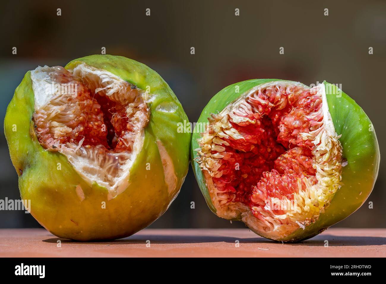Zwei sehr reife Feigen haben sich geöffnet und Sie können das Innere sehr detailliert sehen Stockfoto