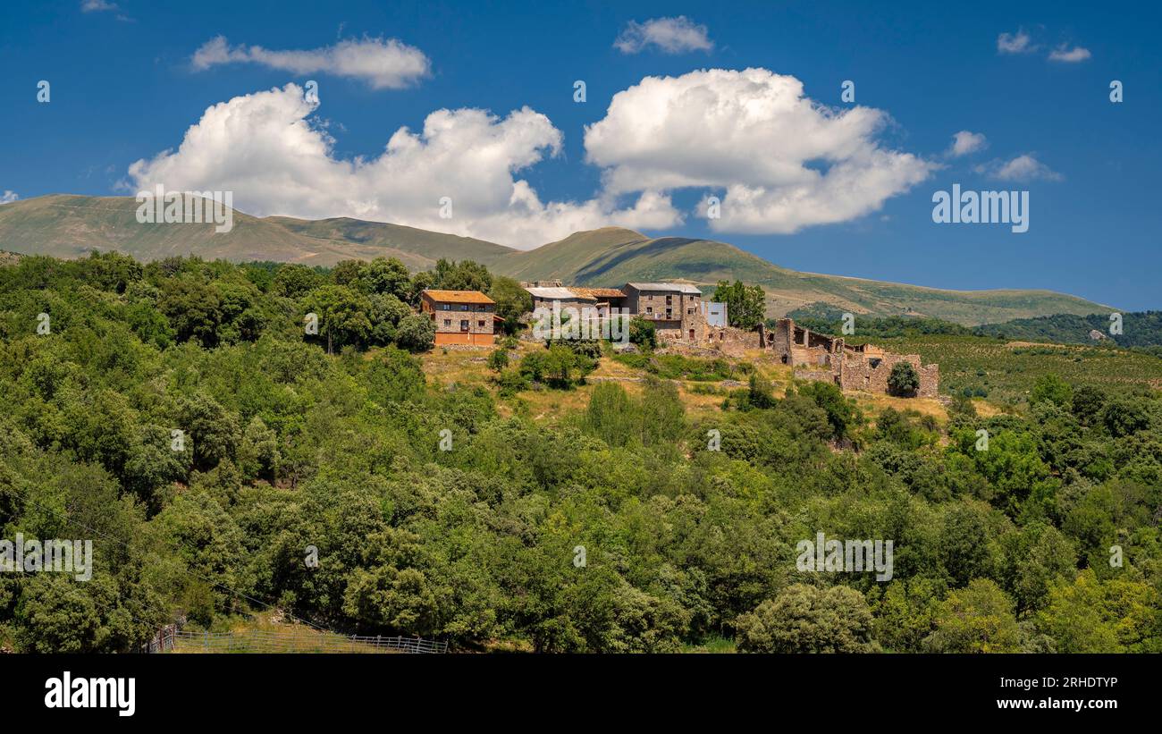 Cabestany Dorf und Felder und ländliche Umgebung im Sommer, in der Nähe Montcortès See (Pallars Sobirà, Lleida, Katalonien, Spanien, Pyrenäen) Stockfoto