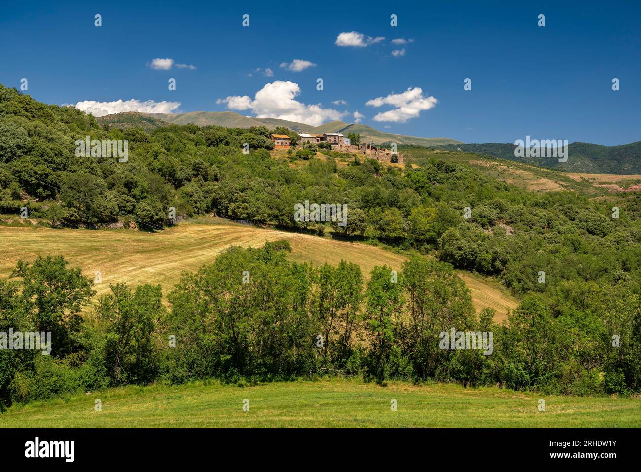 Cabestany Dorf und Felder und ländliche Umgebung im Sommer, in der Nähe Montcortès See (Pallars Sobirà, Lleida, Katalonien, Spanien, Pyrenäen) Stockfoto