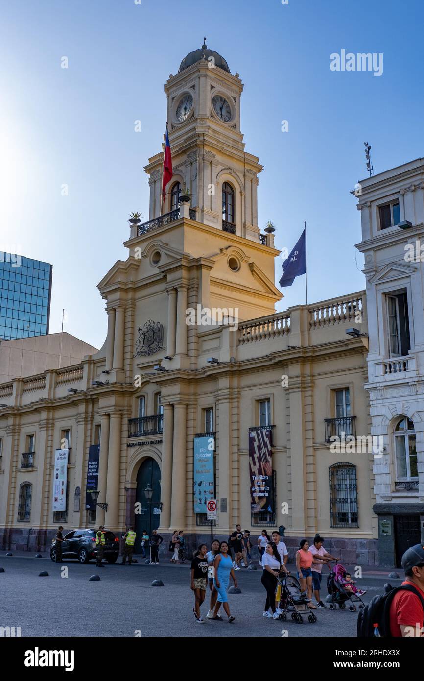 Im Palacio de la Real Audiencia de Santiago befindet sich das chilenische Nationalmuseum, Santiago, Chile. Es blickt auf die Plaza de Armas de San Fernando Stockfoto