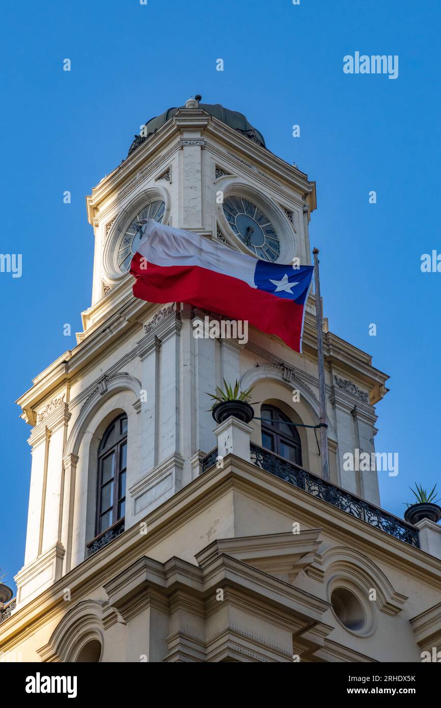 Chilenische Flagge auf dem Turm des Palacio de la Real Audiencia de Santiago, Santiago, Chile. Es blickt auf die Plaza de Armas de San Fernando. Stockfoto