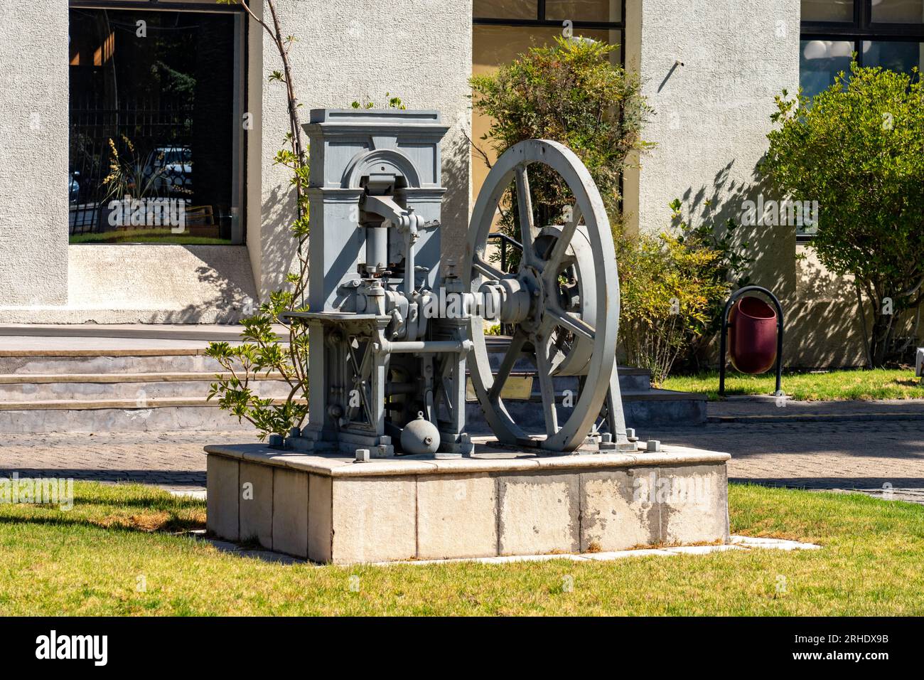 Eine alte Münzprägemaschine in der Casa de Moneda de Chile oder das chilenische Münzgebäude in Santiago, Chile. Stockfoto