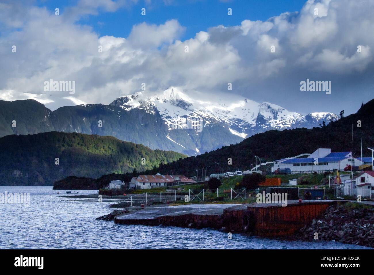 Nevado Acantilado hinter dem Hafen von Puerto Chacabuco im Aisen Fjord in Chile. Stockfoto