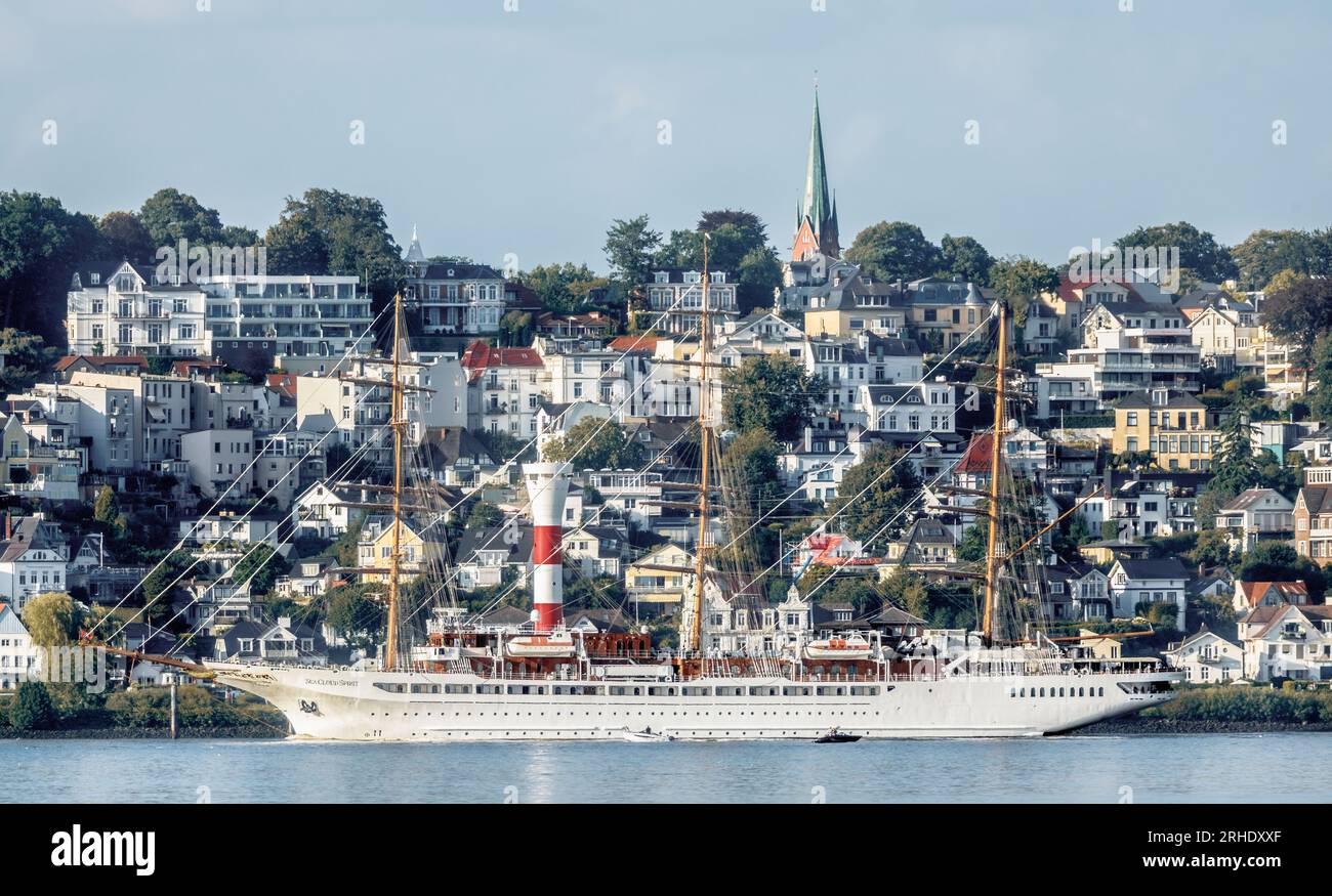 Hamburg, Deutschland. 14. Aug. 2023. Das Kreuzfahrtschiff Sea Cloud Spirit fährt auf der Elbe vorbei am Hamburger Stadtteil Blankenese, das zum Stadtteil Altona gehört. Kredit: Markus Scholz/dpa/Picture Alliance/dpa | Markus Scholz/dpa/Alamy Live News Stockfoto