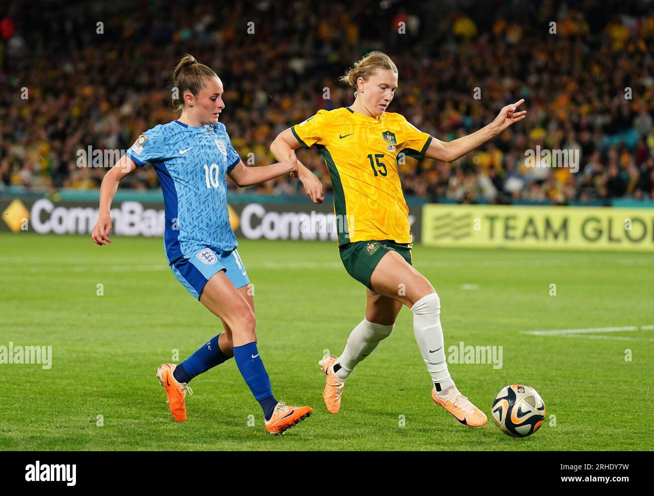 Ella Toone aus England und Clare Hunt aus Australien (rechts) kämpfen beim Halbfinalspiel der FIFA Women's World Cup im Stadium Australia, Sydney, um den Ball. Bilddatum: Mittwoch, 16. August 2023. Stockfoto