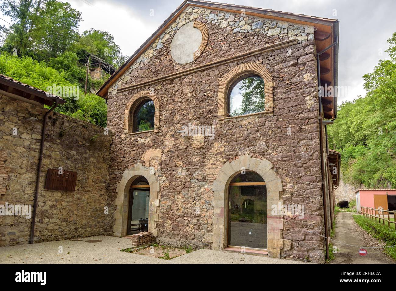 Fassade des Bergbaumuseums von Ogassa, der alten Kohlebrotfabrik (Ripollès, Girona, Katalonien, Spanien, Pyrenäen), ESP: Fachada del museo minero de Ogassa Stockfoto