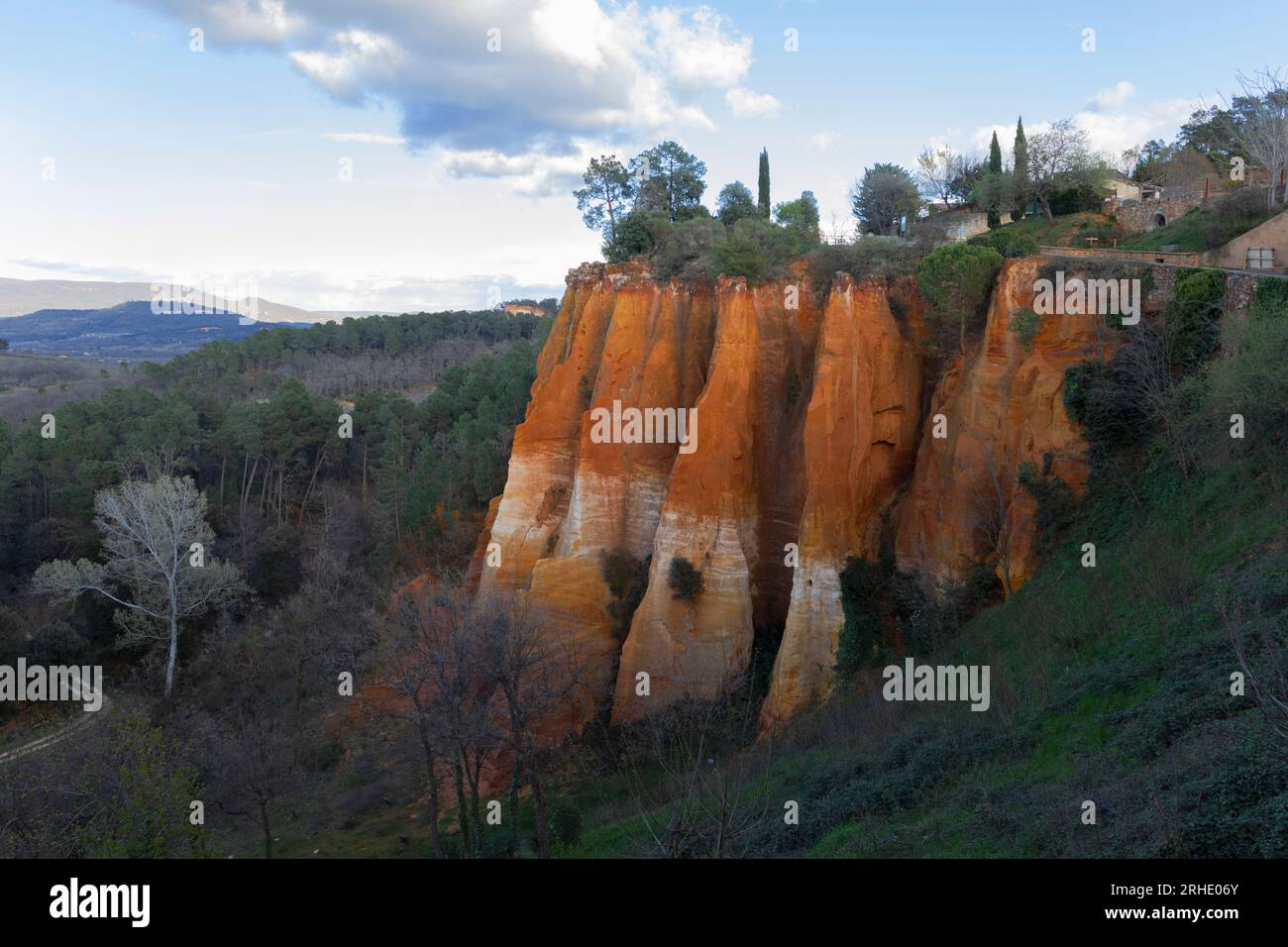 Ockerfarbenen Felsen bei Roussillon, Provence, Frankreich Stockfoto