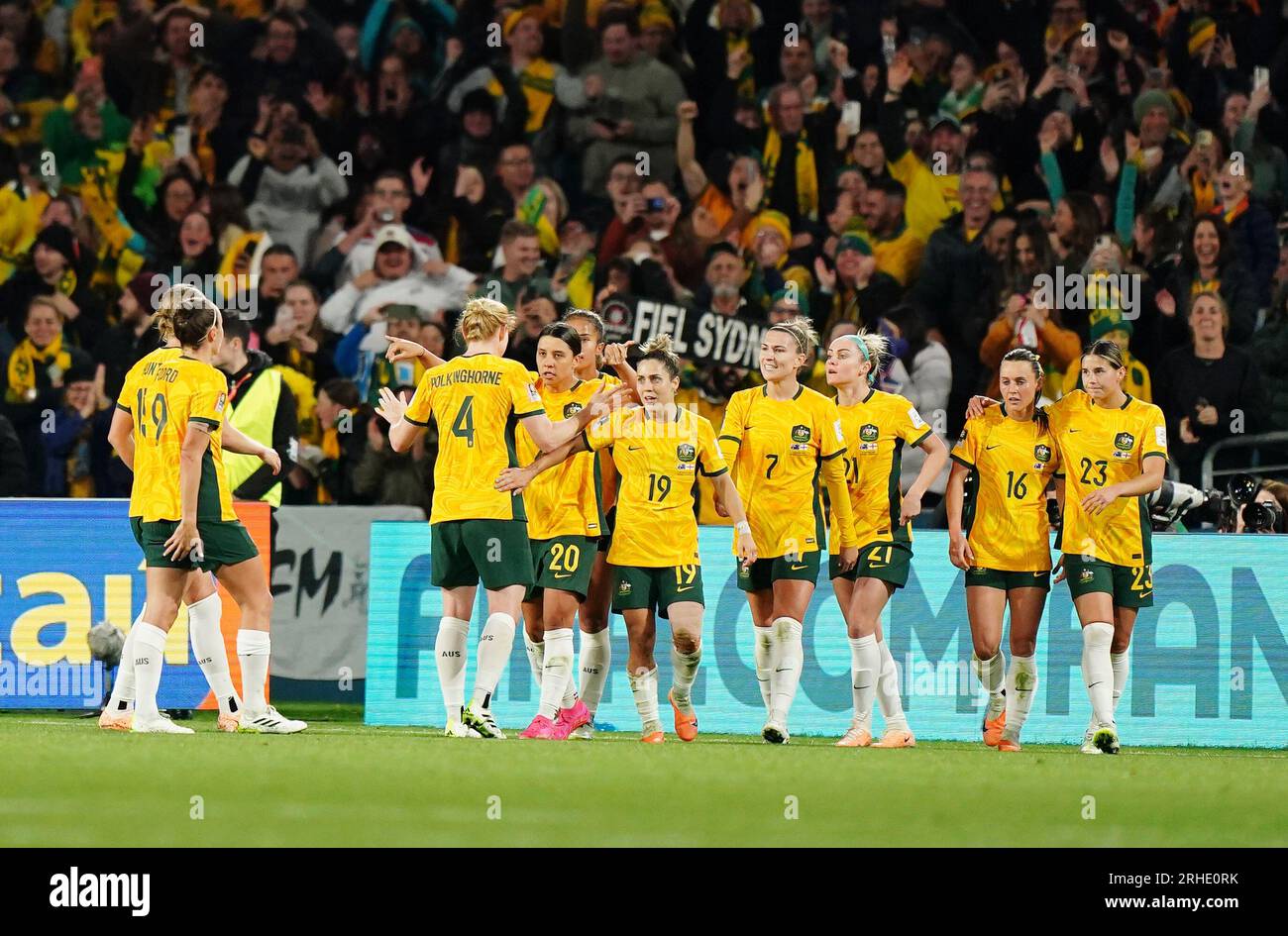 Australiens Sam Kerr feiert das erste Tor seiner Seite im Halbfinalspiel der FIFA Women's World Cup im Stadium Australia, Sydney. Bilddatum: Mittwoch, 16. August 2023. Stockfoto