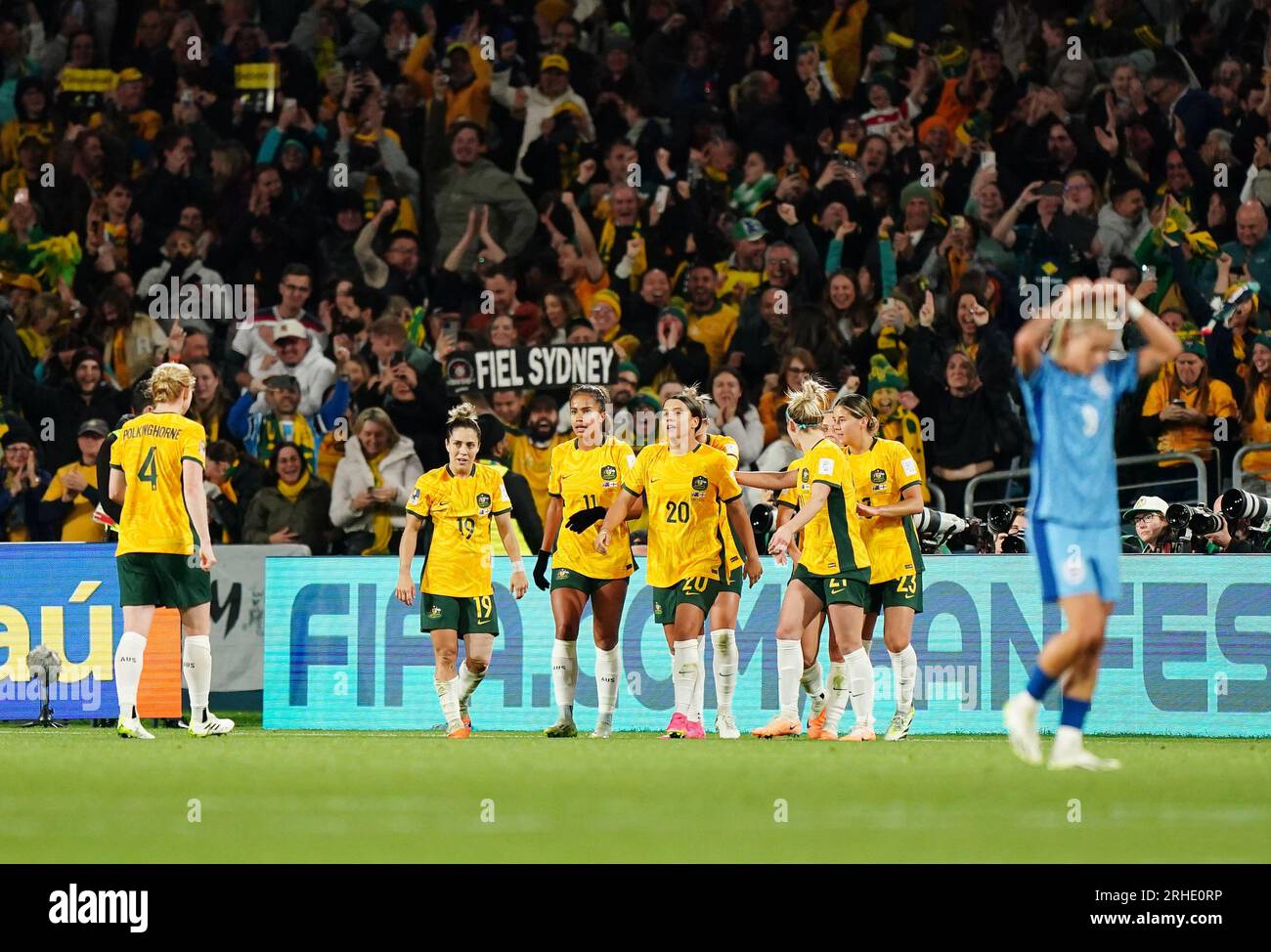 Australiens Sam Kerr feiert das erste Tor seiner Seite im Halbfinalspiel der FIFA Women's World Cup im Stadium Australia, Sydney. Bilddatum: Mittwoch, 16. August 2023. Stockfoto