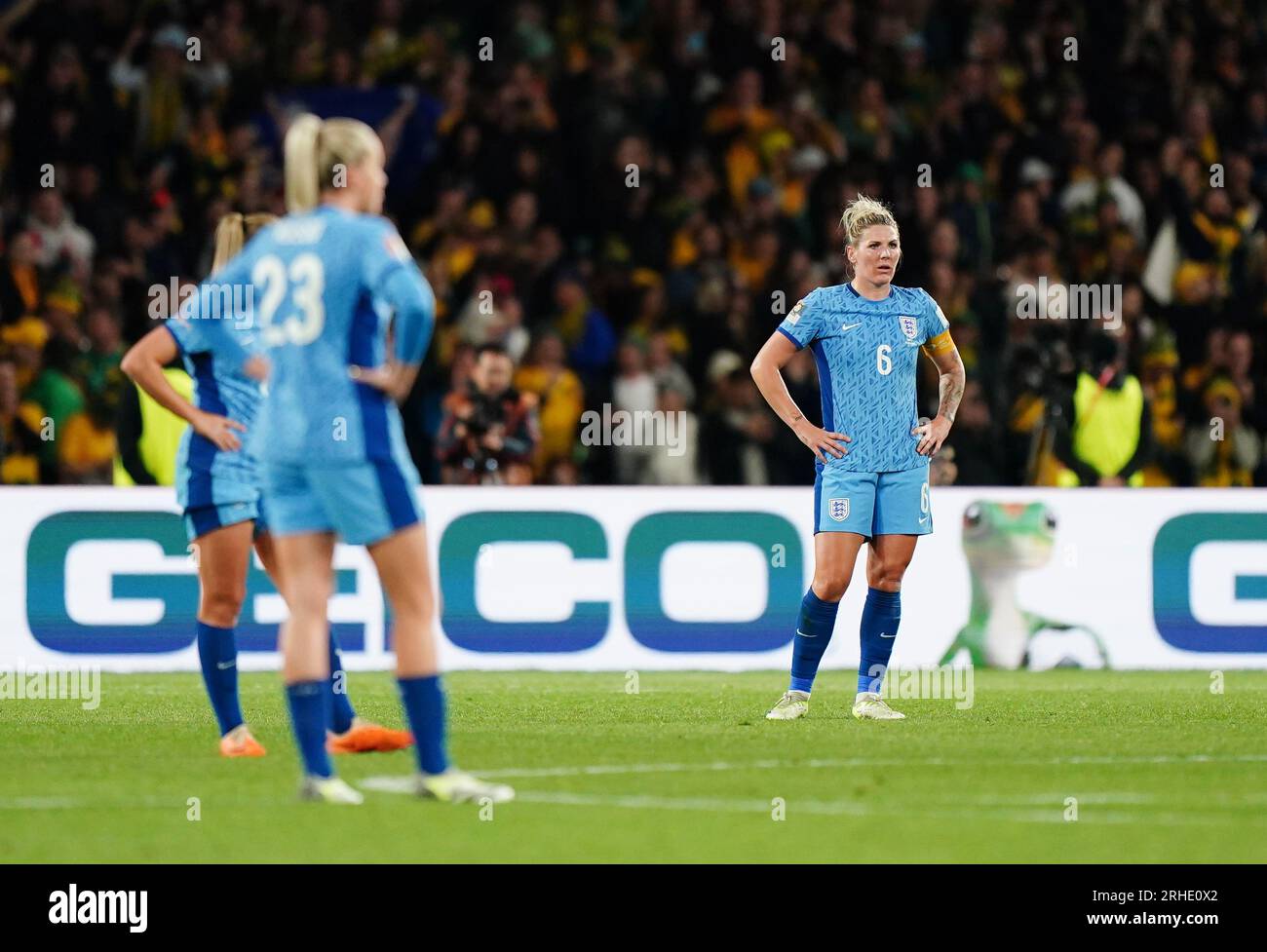 Englands Millie Bright steht nach Australiens erstem Tor während des Halbfinalspiels der FIFA Women's World Cup im Stadium Australia, Sydney, auf der Kippe. Bilddatum: Mittwoch, 16. August 2023. Stockfoto