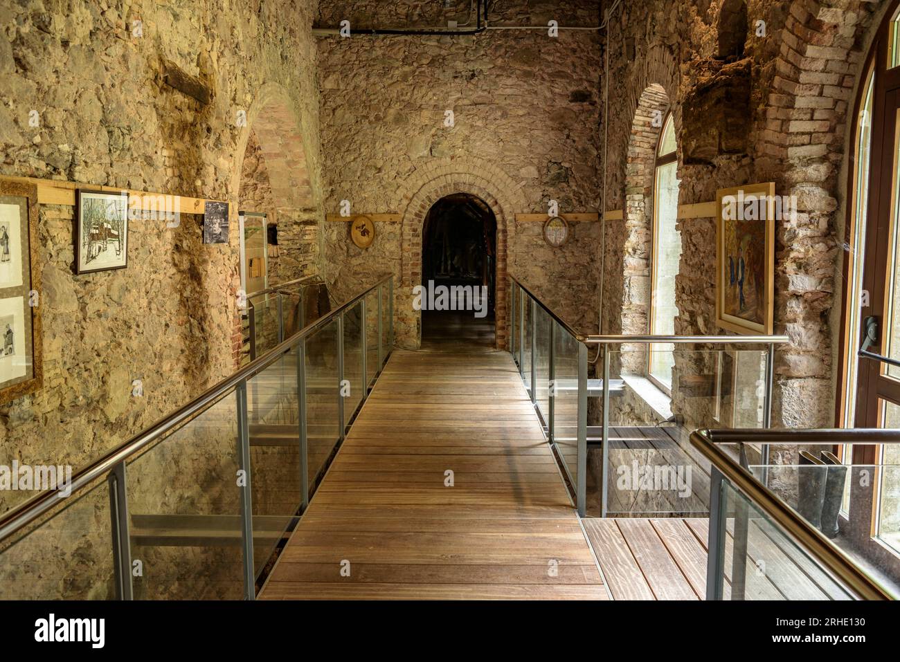 Innenstrecken des Bergbaumuseums Ogassa (Ripollès, Gerona, Katalonien, Spanien, Pyrenäen), besonders: Pasarelas interiores del museo minero de Ogassa Stockfoto