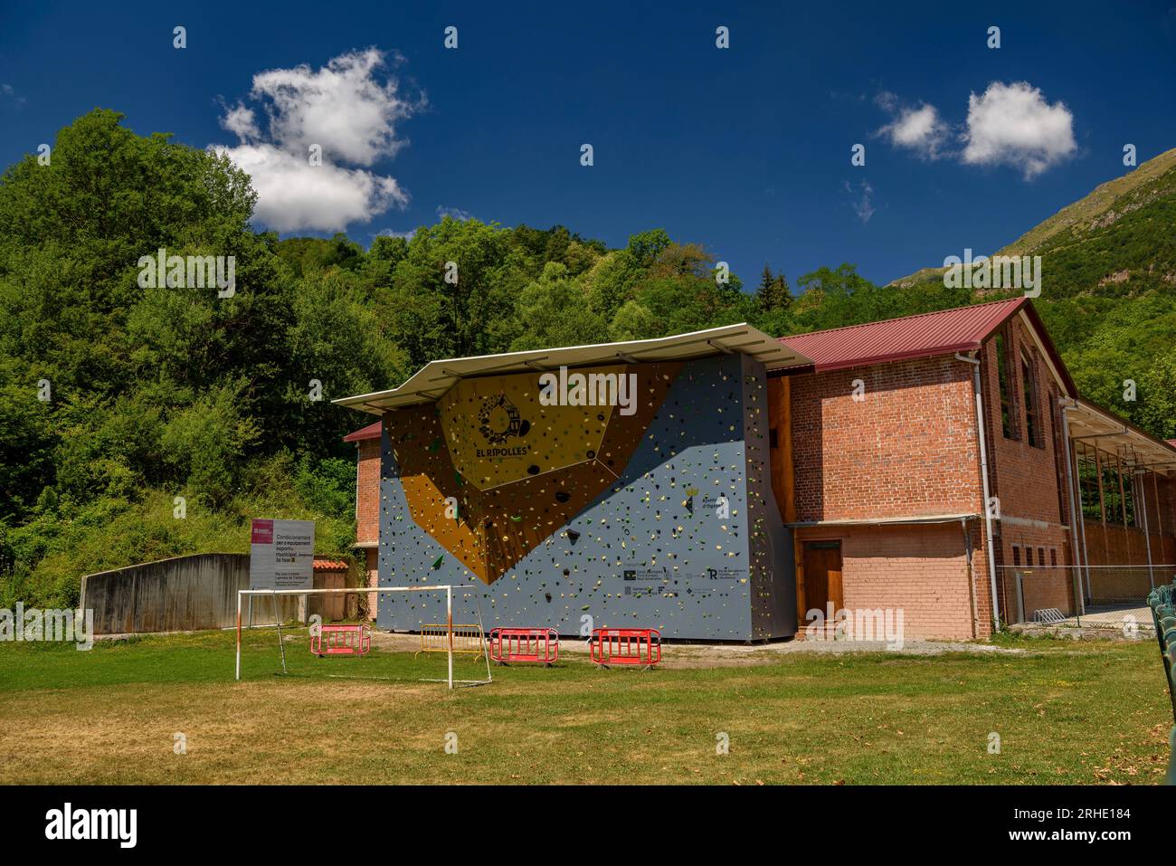 Neue Kletterwand Ripollès in der Sporthalle Ogassa (Ripollès, Girona, Katalonien, Spanien, Pyrenäen) ESP: Nuevo rocódromo del Ripollès, Ogassa Stockfoto