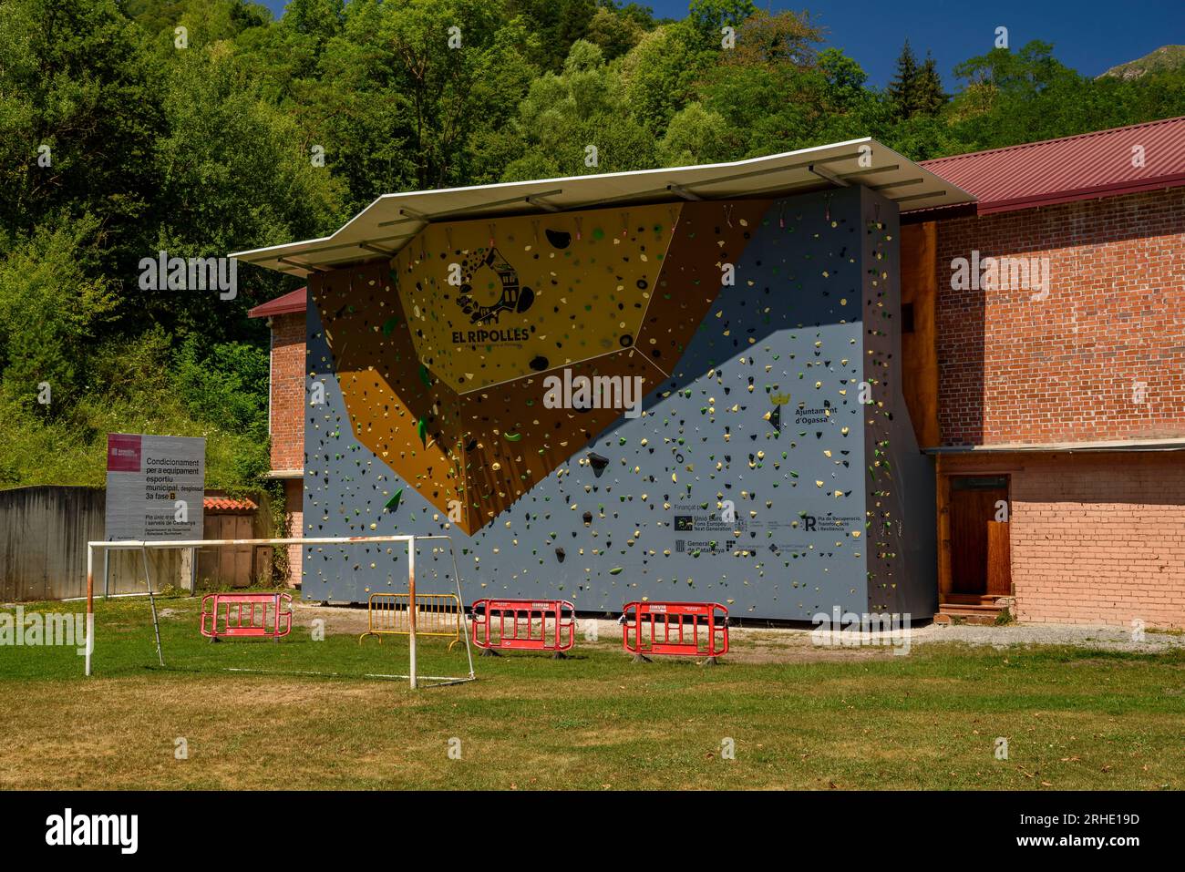 Neue Kletterwand Ripollès in der Sporthalle Ogassa (Ripollès, Girona, Katalonien, Spanien, Pyrenäen) ESP: Nuevo rocódromo del Ripollès, Ogassa Stockfoto