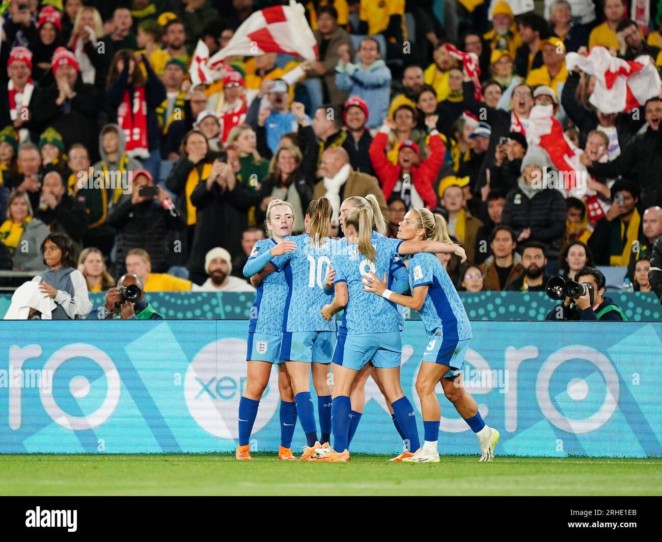 Lauren Hemp aus England feiert das zweite Tor seiner Mannschaft während des Halbfinalspiels der FIFA Women's World Cup im Stadium Australia, Sydney. Bilddatum: Mittwoch, 16. August 2023. Stockfoto
