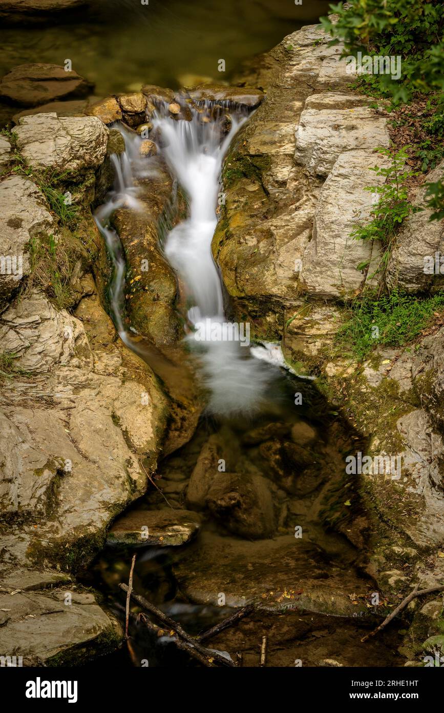 Fluss Riera de la Malatosca, zwischen Felsen hinuntergehend, auf dem Weg zum Dorf Sant Joan de les Abadesses, Ripollès, Girona, Katalonien, Spanien, Pyrenäen Stockfoto