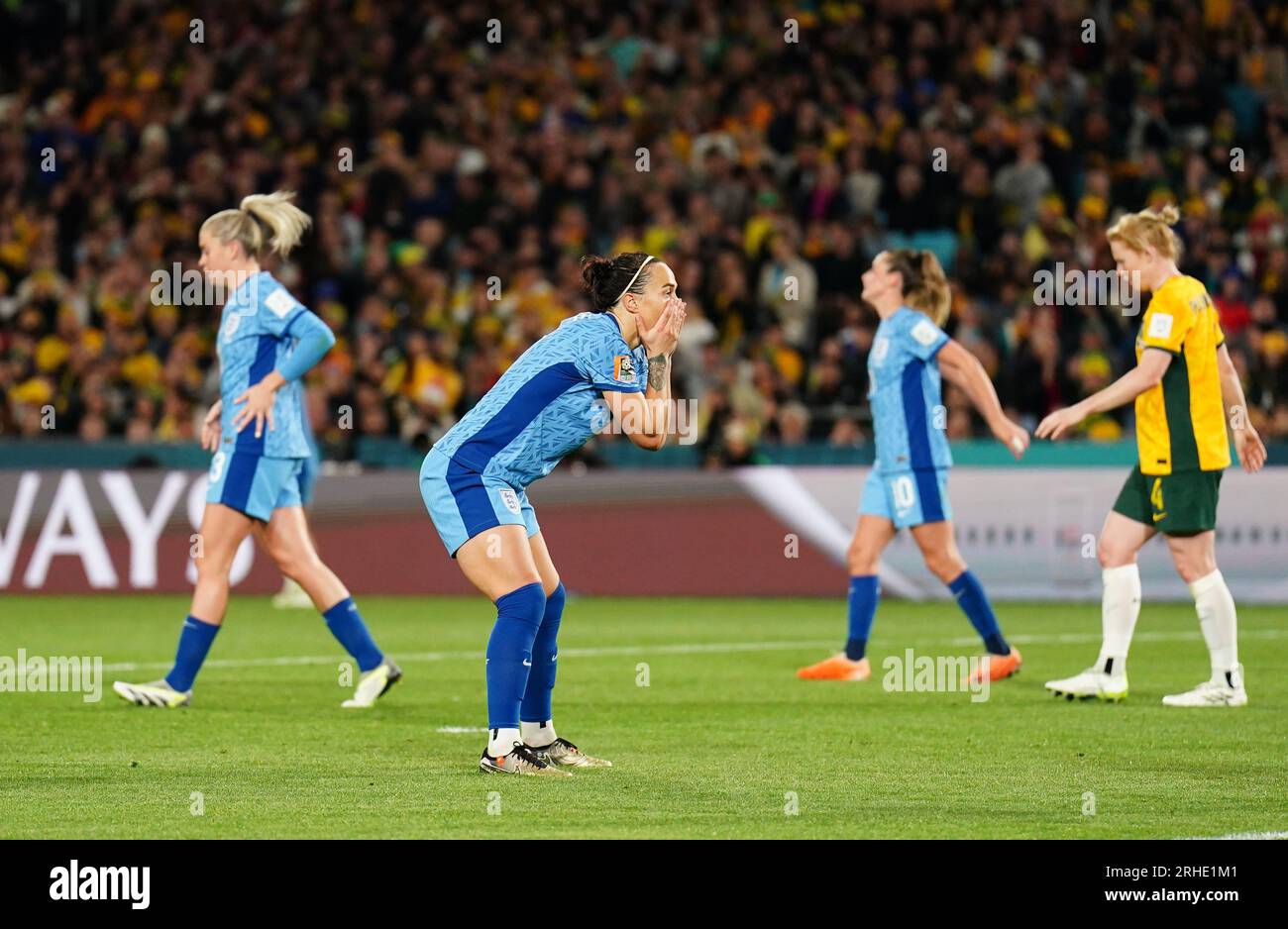 Die englische Lucy Bronze reagiert, nachdem Alessia Russo beim Halbfinalspiel der FIFA Women's World Cup im Stadium Australia, Sydney, kurz davor stand. Bilddatum: Mittwoch, 16. August 2023. Stockfoto