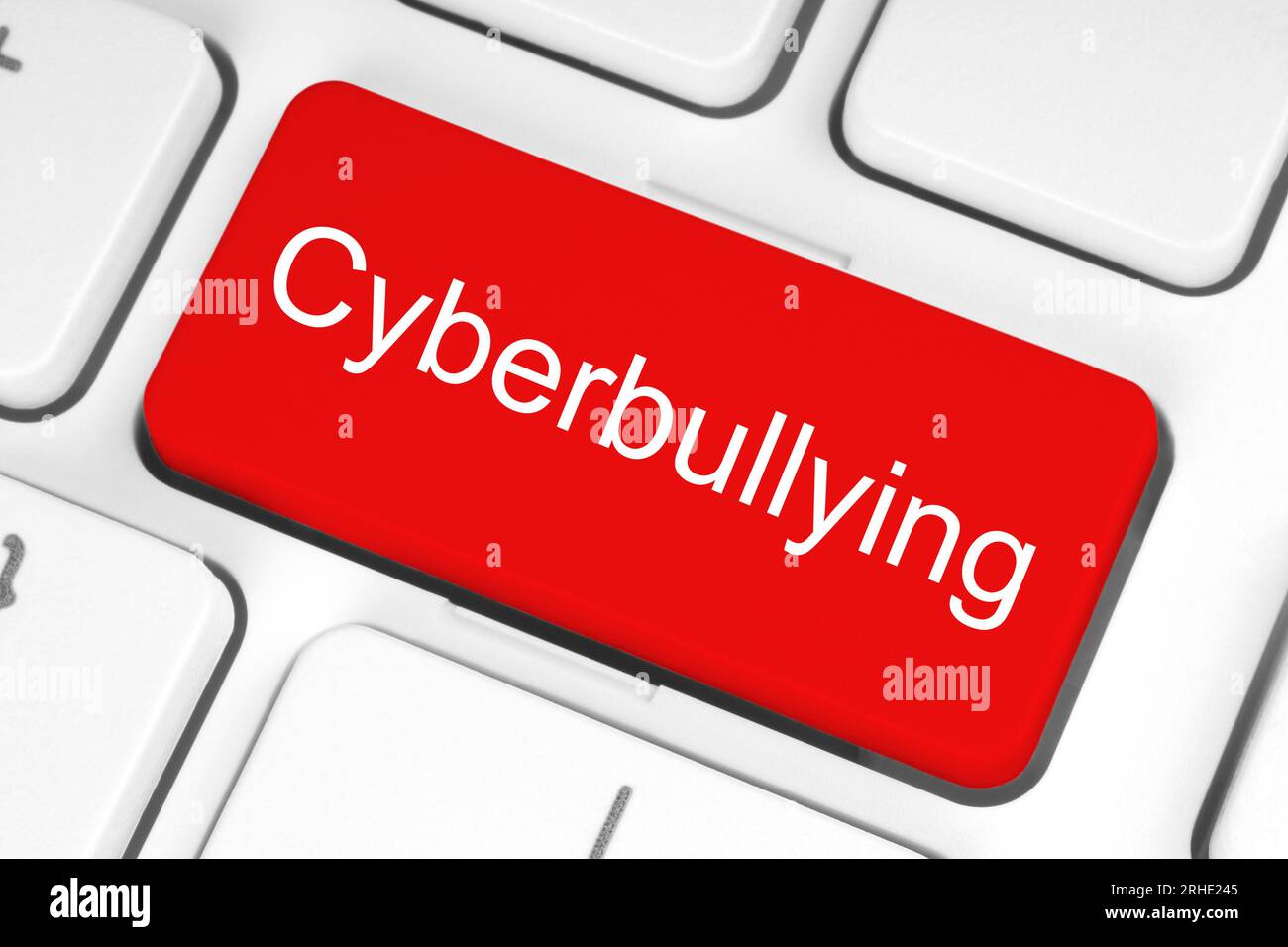 Roter Knopf mit Wort Cybermobbing auf der Tastatur Nahaufnahme, Technologiekonzept Stockfoto
