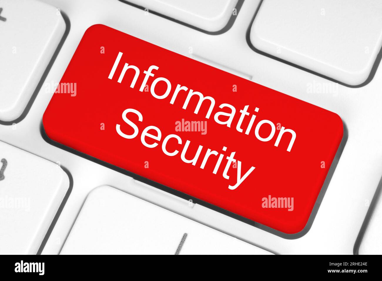 Rote Taste mit Wörtern zur Informationssicherheit auf der Tastatur Nahaufnahme, Technologiekonzept Stockfoto