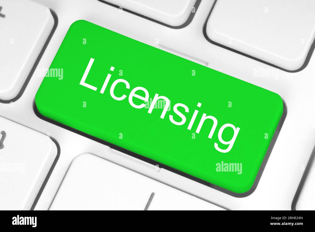 Grüne Taste mit Lizenzwort auf der Tastatur Nahaufnahme, Geschäftskonzept Stockfoto