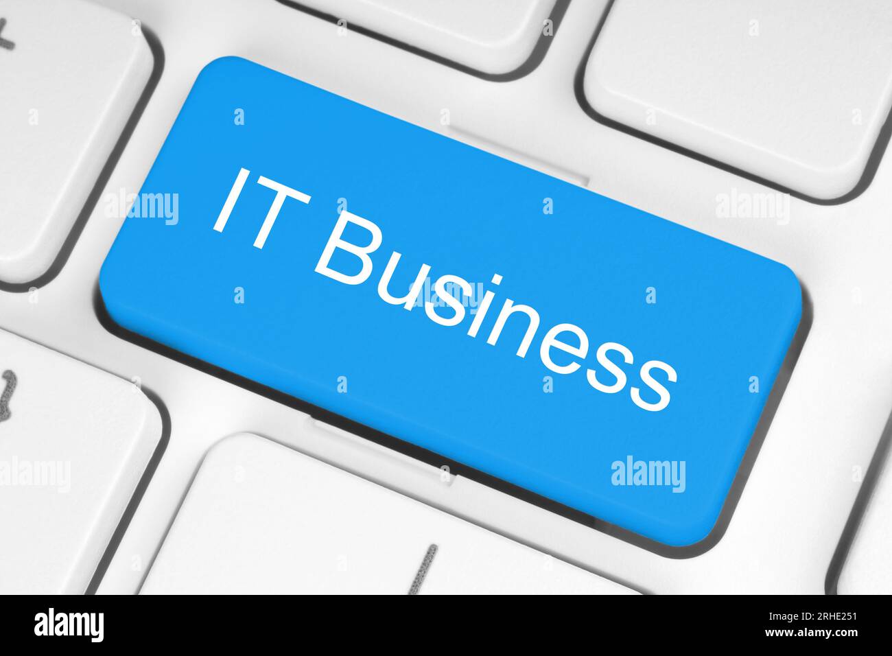 Blaue Taste mit IT-Geschäftswörtern auf der Tastatur Nahaufnahme, Technologie und Geschäftskonzept Stockfoto