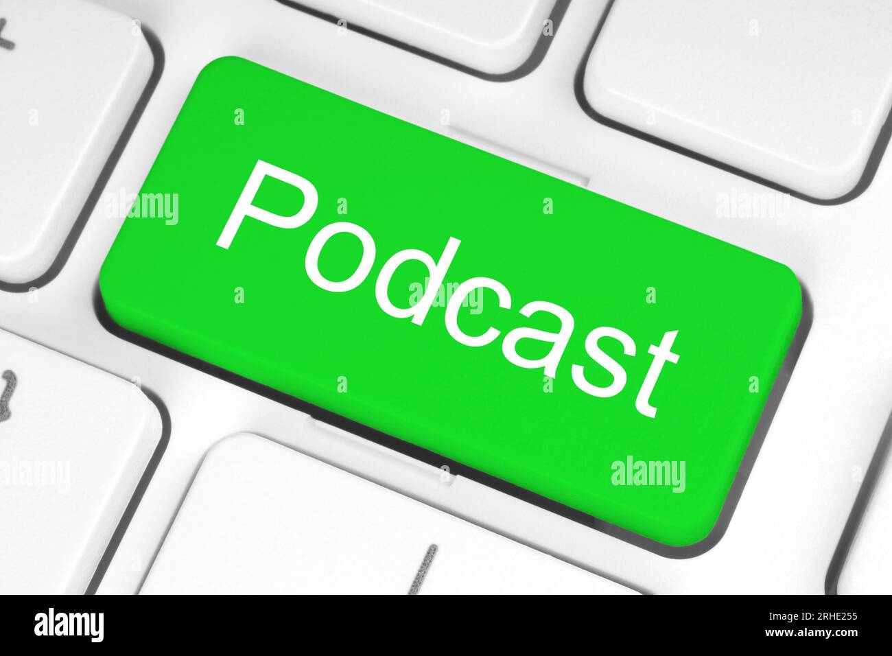 Grüne Schaltfläche mit Podcast-Wort auf der Tastatur Nahaufnahme, Technologie- und Social-Media-Konzept Stockfoto