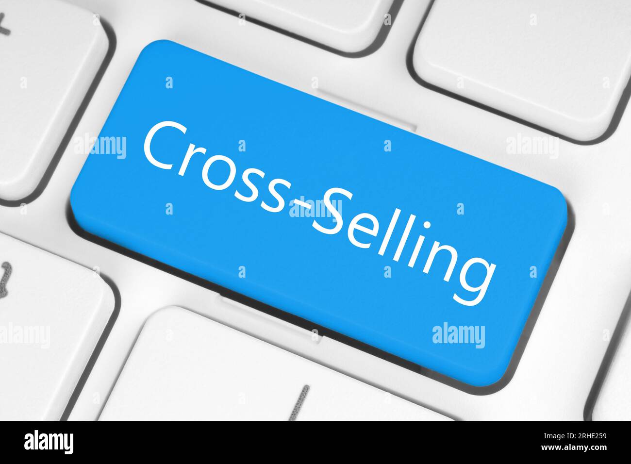 Blaue Schaltfläche mit Cross-Selling-Wörtern auf der Tastatur Nahaufnahme, Technologie und Geschäftskonzept Stockfoto