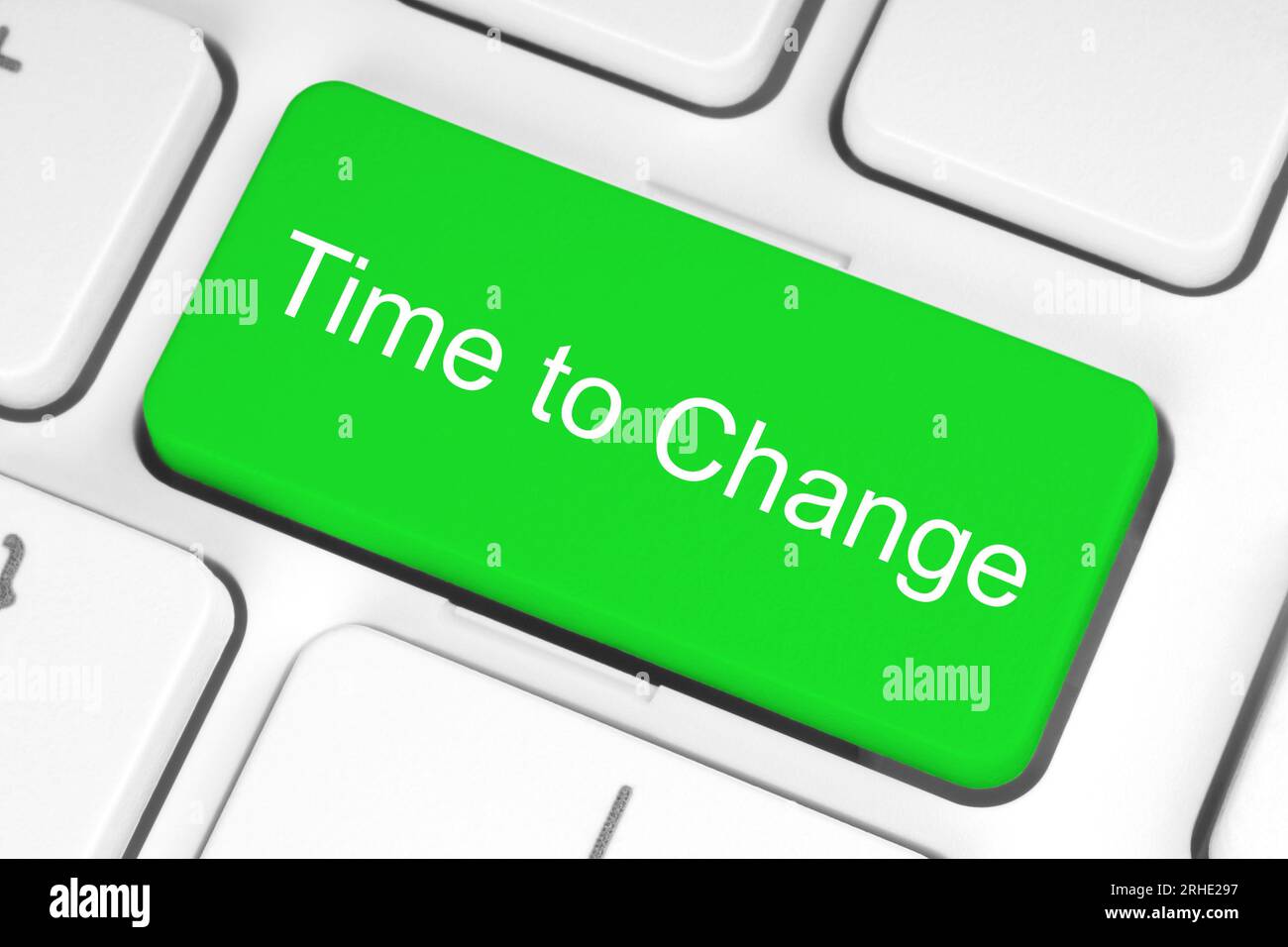 Grüne Taste mit Zeit zum Ändern von Wörtern auf der Tastatur Nahaufnahme, abstraktes Konzept Stockfoto