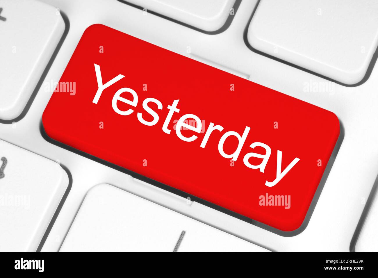 Rote Taste mit Wort Gestern auf der Tastatur Nahaufnahme, abstraktes Konzept Stockfoto