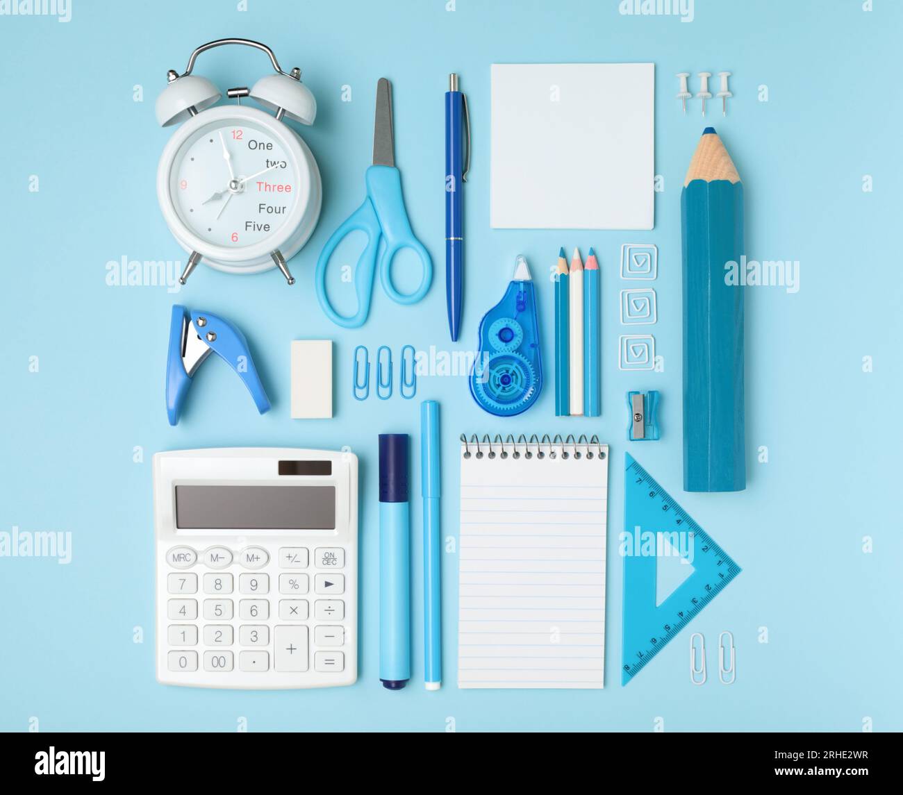 Blaues Schul- und Büromaterial auf blauem Hintergrund, monochromes Vorlagenkonzept, Nahaufnahme von oben Stockfoto
