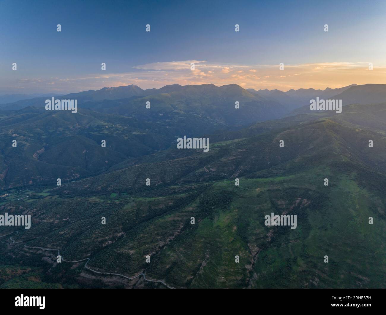 Umgebung des Montcortès-Sees bei Sonnenaufgang im Sommer (Pallars Sobirà, Lleida, Katalonien, Spanien, Pyrenäen) ESP: Alrededores del lago de Montcortès Stockfoto