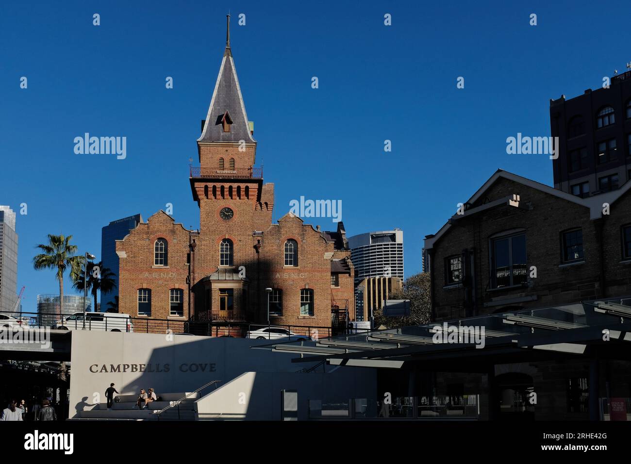 Das ASNCo-Gebäude im holländischen Stil in Campbell Cove, Nordfassade, mit kontrastfarbenem Ziegelwerk im Uhrturm und Ockerbändern, The Rocks Sydney Stockfoto