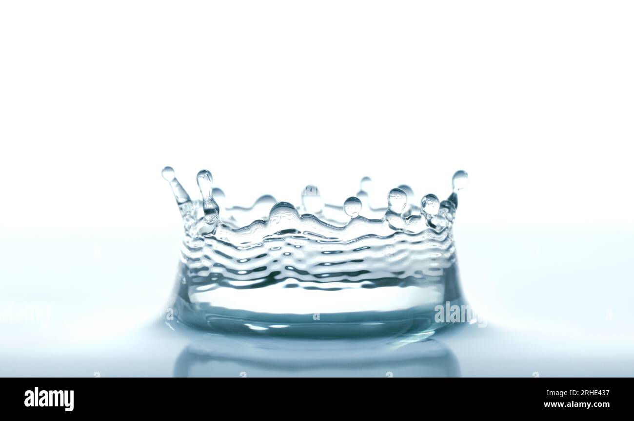 Wasserspritzer wie eine Krone auf weißem Hintergrund Nahaufnahme Stockfoto