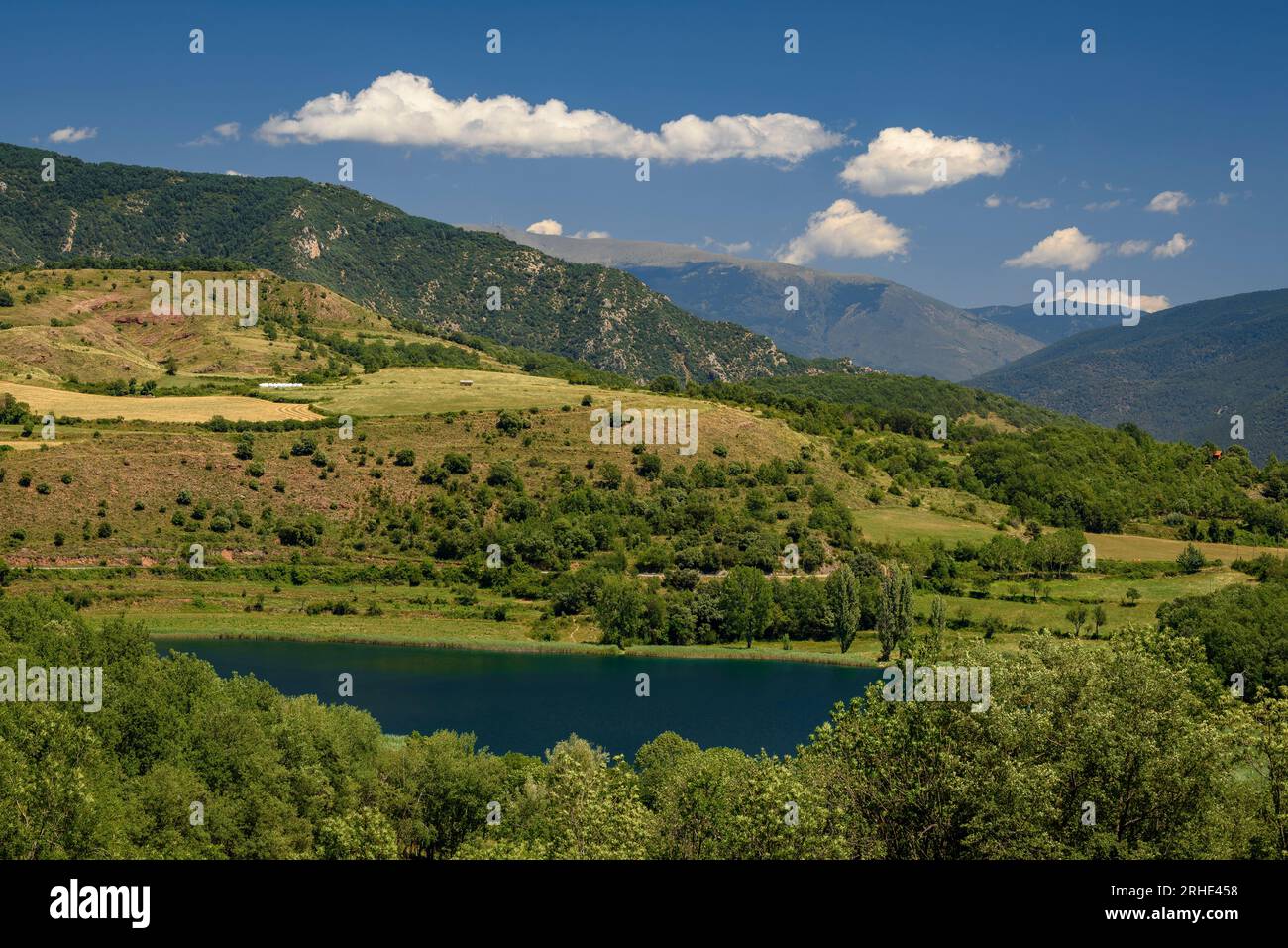 Blick auf die Umgebung des Montcortès-Sees, im Sommer (Pallars Sobirà, Lleida, Katalonien, Spanien, Pyrenäen) ESP: Blick auf die Los entornos de Montcortès Stockfoto