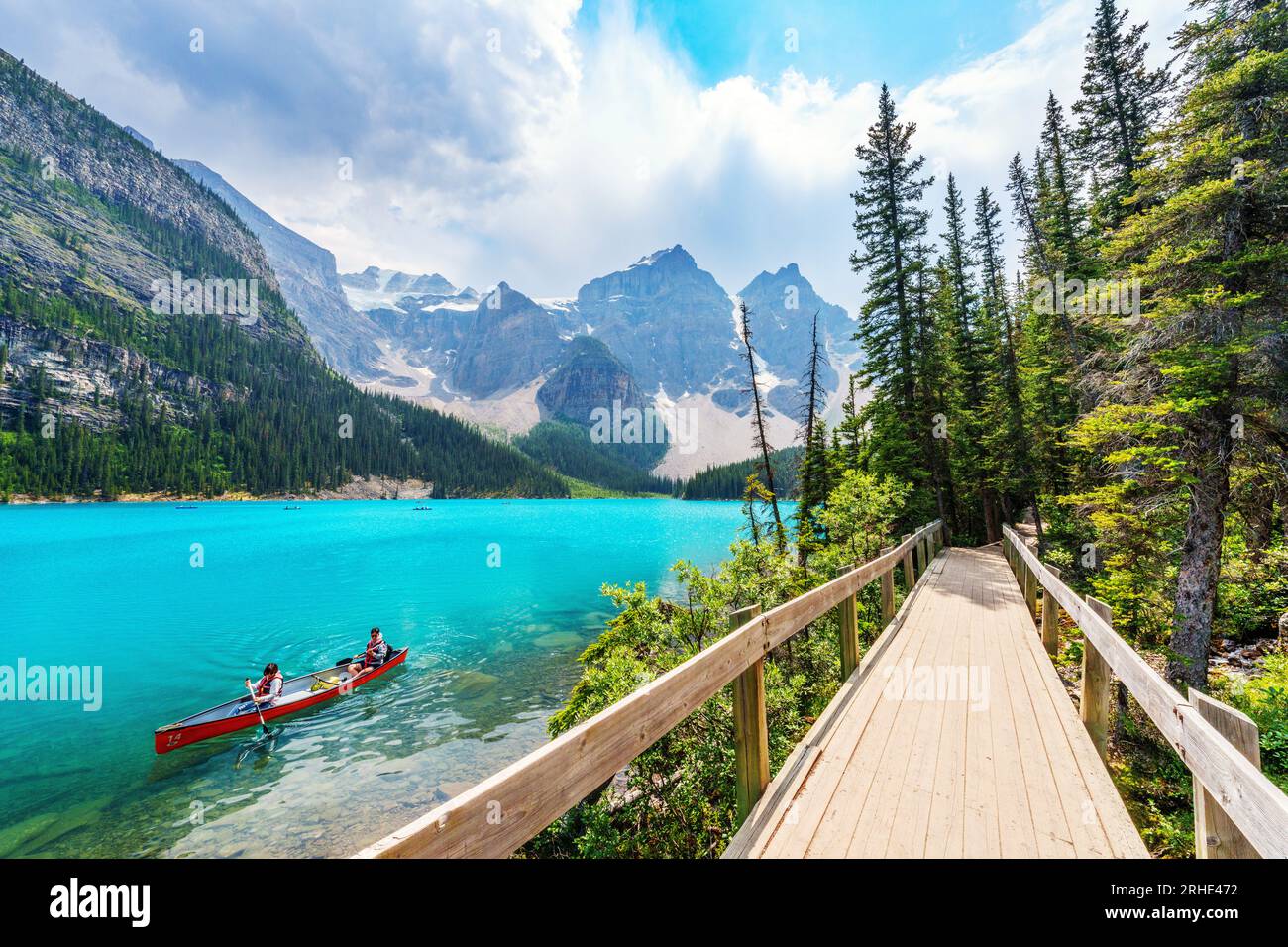 Moraine Lake im Sommer im Banff National Park, Kanadische Rockies, Alberta, Kanada. Banff National Park, Alberta, Kanada Stockfoto