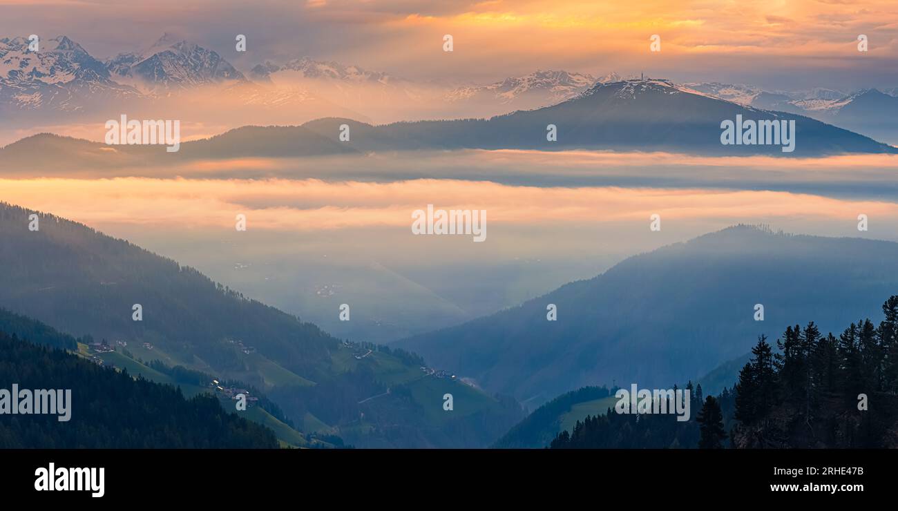 Ein breites 2:1-Panoramabild eines Sonnenaufgangs in den Dolomiten. Die Aussicht hier ist vom Passo delle Erbe (auf Deutsch: Würzjoch) auf mehr als 2000 Meter Höhe Stockfoto