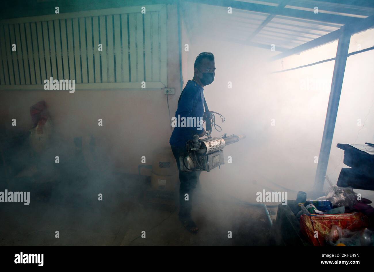 Nakhon Sawan, Thailand. 16. Aug. 2023. Ein Gesundheitshelfer räuchert in einem Dorf in der Provinz Nakhon Sawan, nördlich von Bangkok, um die Ausbreitung des Dengue-Fiebers zu verhindern. Kredit: SOPA Images Limited/Alamy Live News Stockfoto