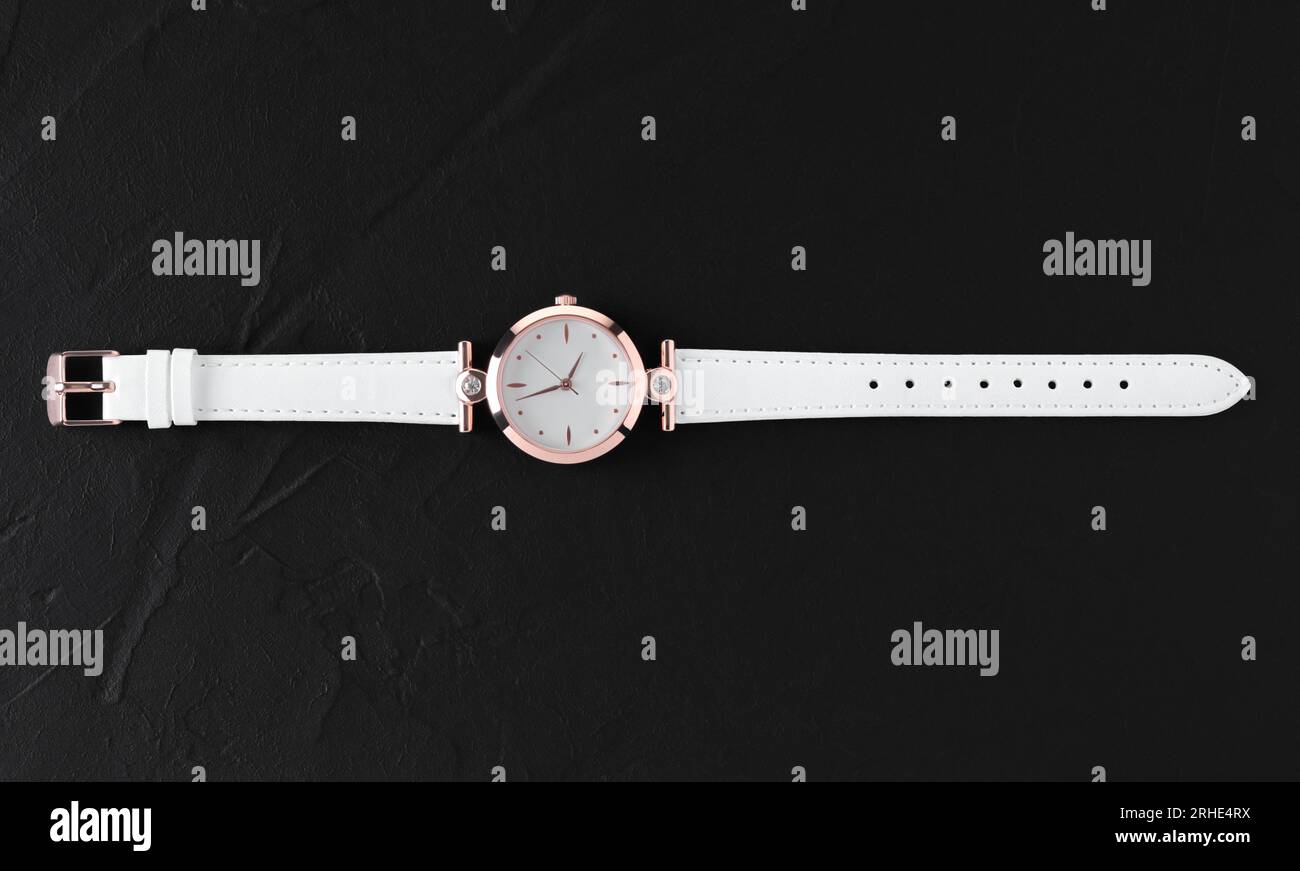 Luxuriöse weiße Armbanduhr für Frauen auf schwarzem Hintergrund für Nahaufnahmen Stockfoto