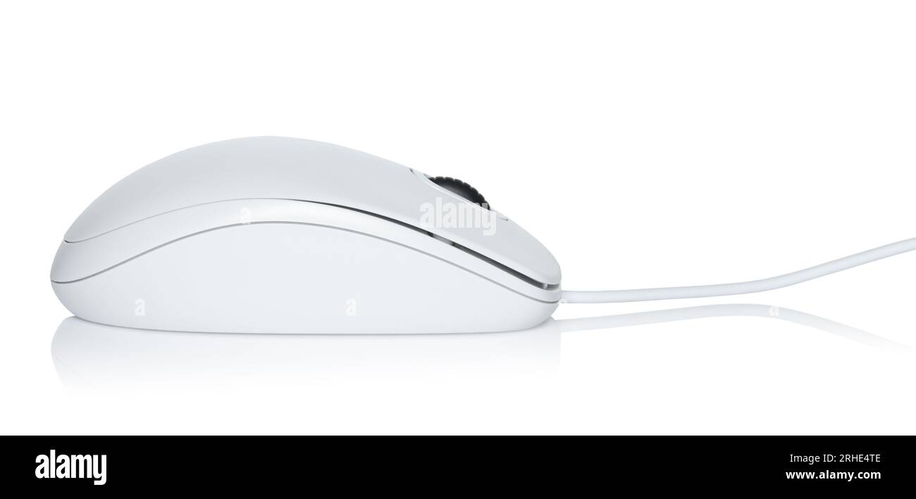 Weiße, moderne kabelgebundene Computermaus auf weißem Hintergrund. Computertechnikkonzept Stockfoto
