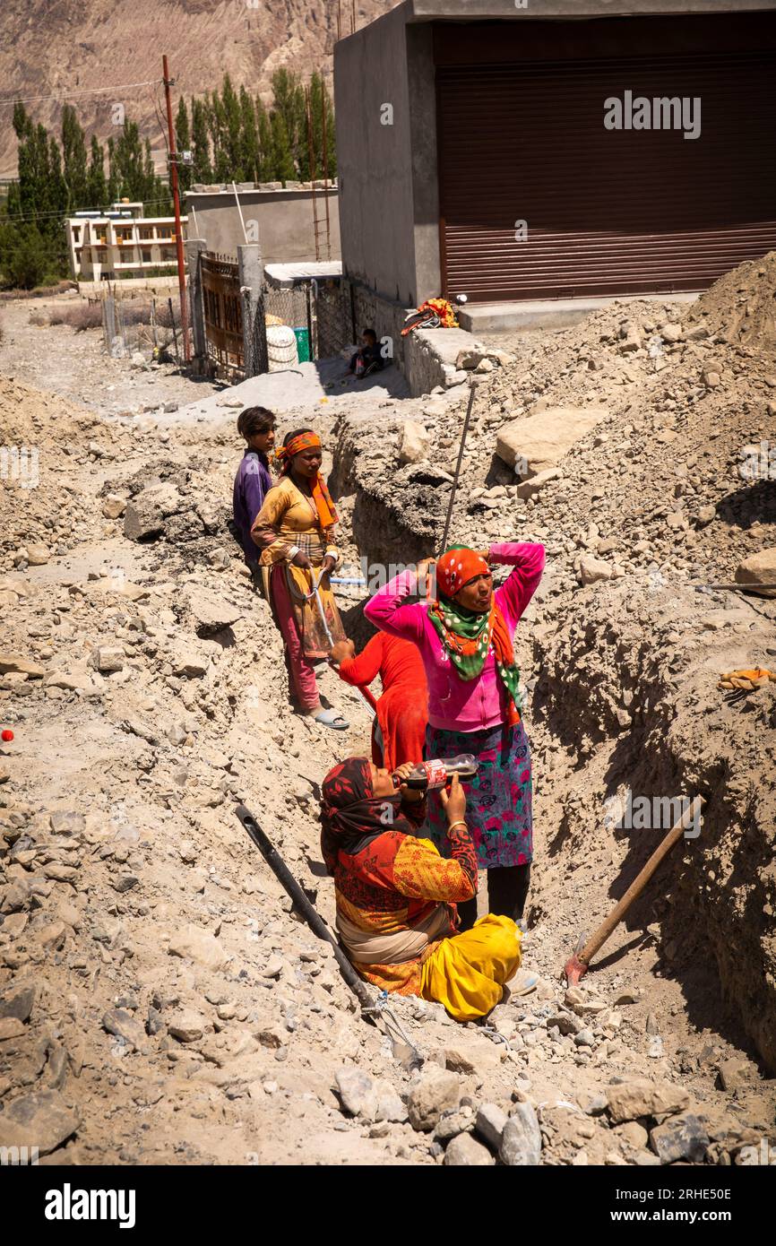 Indien, Ladakh, Nubra Valley, Hunder, weibliche Arbeiter, die Graben nach Abfluss graben Stockfoto