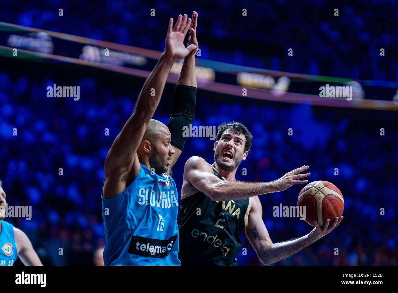 Malaga, Spanien. 11. Aug. 2023. Alex Abrines (R) und Jordan Morgan (L) im Palacio de los Deportes Martin Carpena während des Spanier- und slowenischen Basketballspiels vor der FIBA-Weltmeisterschaft 2023 in Aktion. Endstand: Spanien 99-79 Slowenien. Kredit: SOPA Images Limited/Alamy Live News Stockfoto