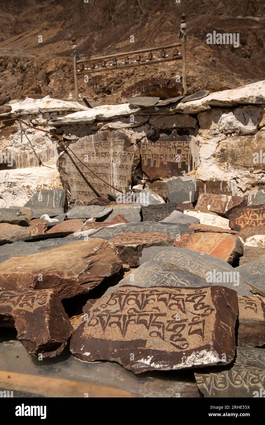 Indien, Ladakh, Nubra Valley, Hunder Gompa, Skalzang Mani Wall, Steine mit Mantra in tibetischer Schrift Stockfoto