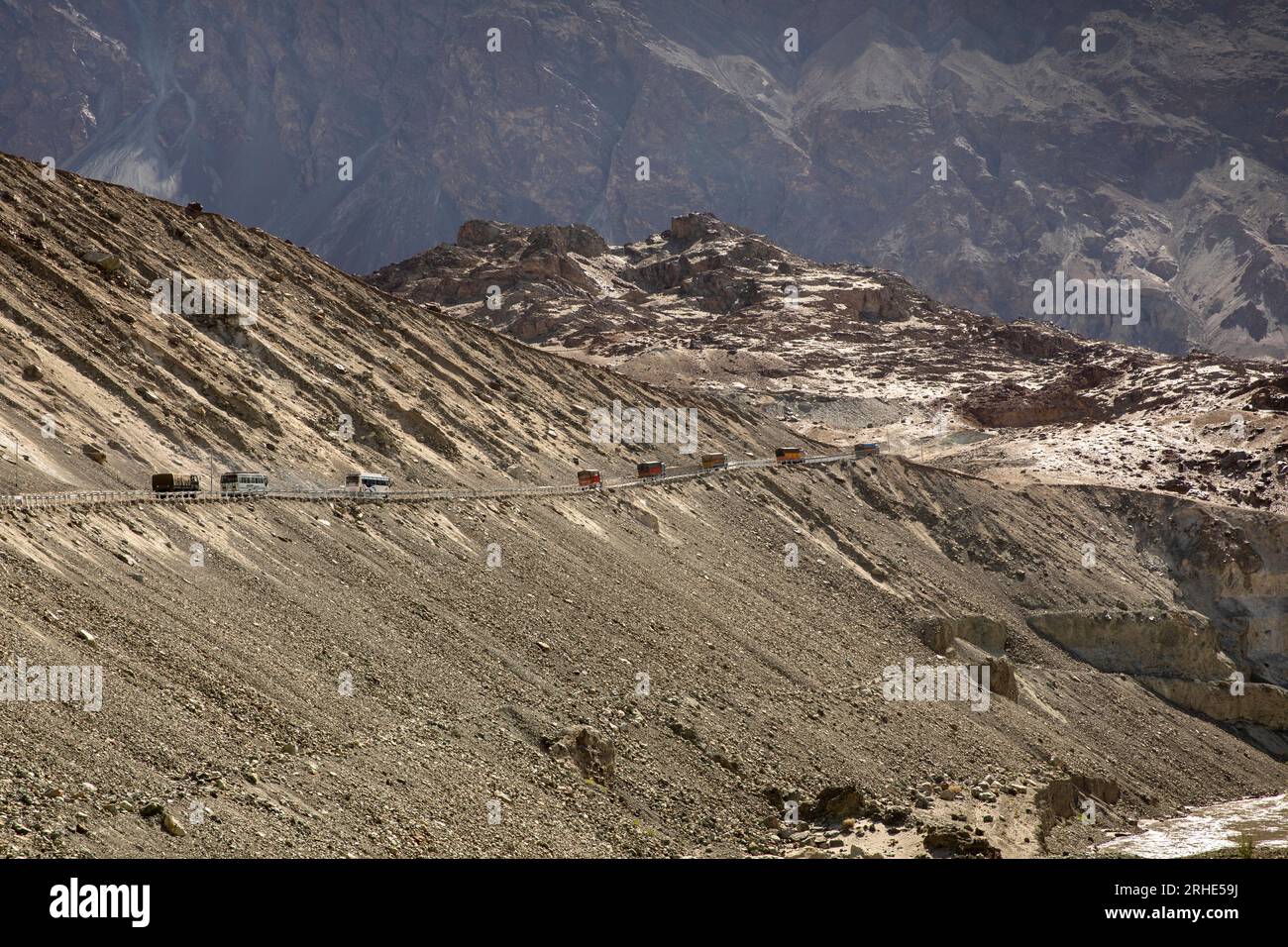 Indien, Ladakh, Nubra Valley, Turtuk, Schlange von Lastkraftwagen, die steile Hügel hinaufsteigen Stockfoto
