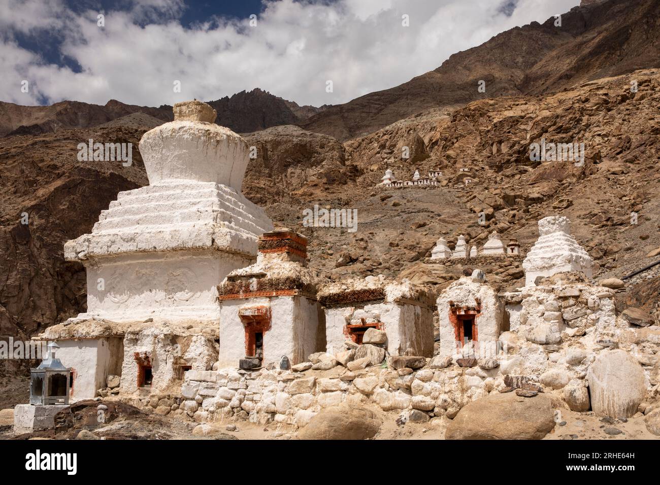 Indien, Ladakh, Nubra Valley, Hunder Gompa, Skalzang Mani Wall, uralte Chorten Stockfoto