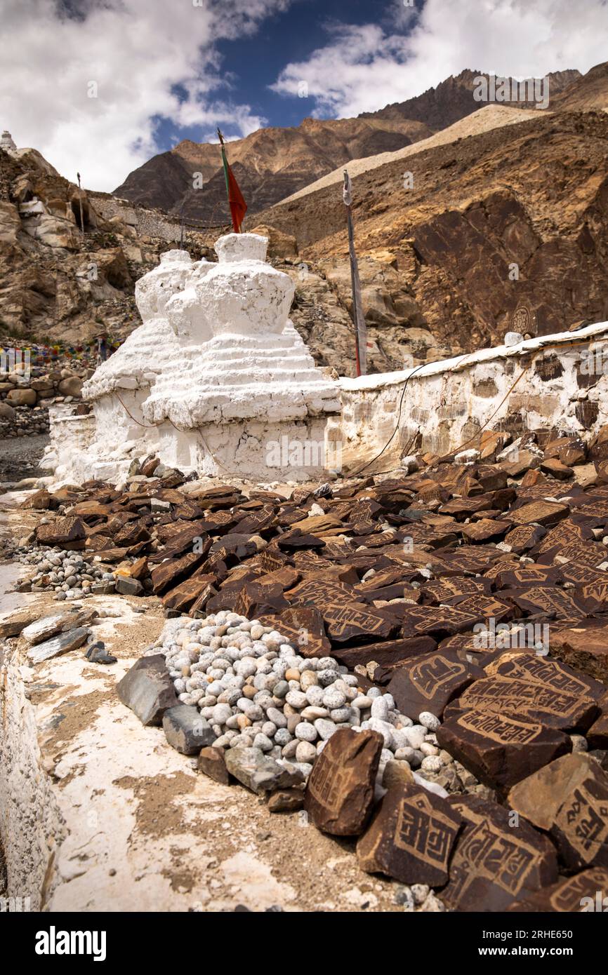 Indien, Ladakh, Nubra Valley, Hunder Gompa, Skalzang Mani Wall, alte Mani Stons und Chorten Stockfoto
