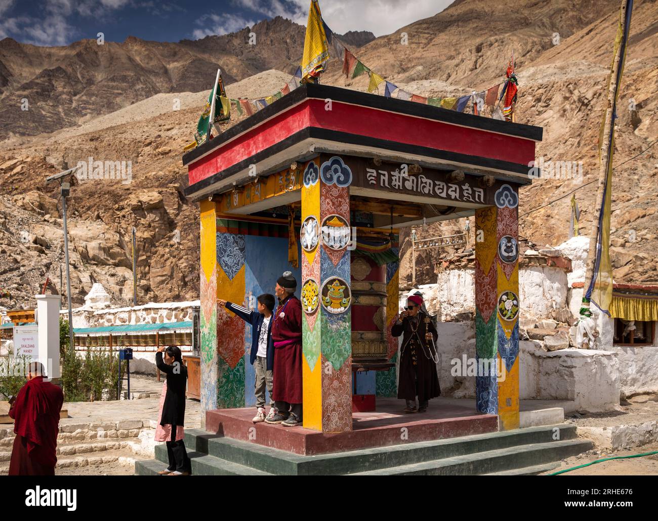 Indien, Ladakh, Nubra Valley, Hunder Gompa, Skalzang Mani Wall, Pilger an einem großen Gebetsrad am Straßenrand Stockfoto