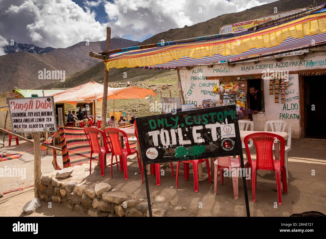 Indien, Ladakh, North Pullu, Restaurant an der Straße unterhalb des Khardung La Passes an der weltweit höchsten Autobahn Stockfoto