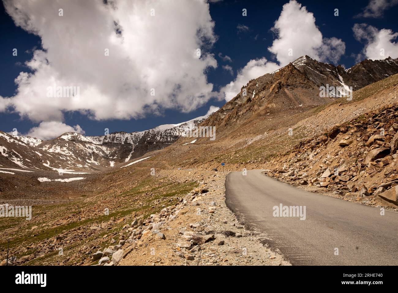 Indien, Ladakh, Khardung La, Straße, durch die Berge rund 5620m m auf der weltweit höchsten Autobahn Stockfoto
