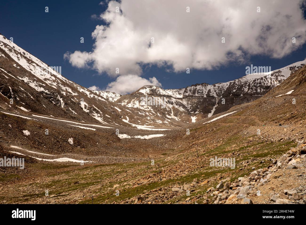 Indien, Ladakh, Khardung La, Berge rund 5620m Passage auf der weltweit höchsten Autobahn Stockfoto
